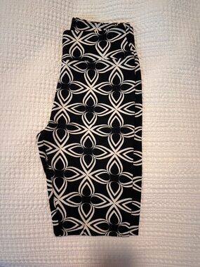 LuLaRoe Black & White Geometric Print Leggings